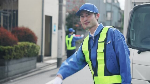 交通誘導する警備員