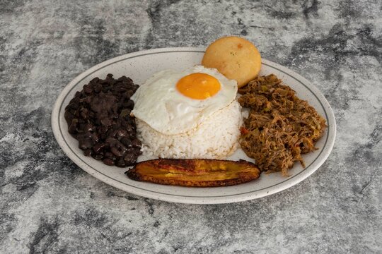 Paellon criollo. Comida cubana. 