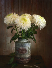Still life with a bouquet of white chrysanthemums.