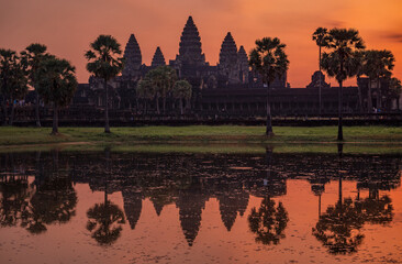 Fototapeta na wymiar Sunrise over Angkor Wat