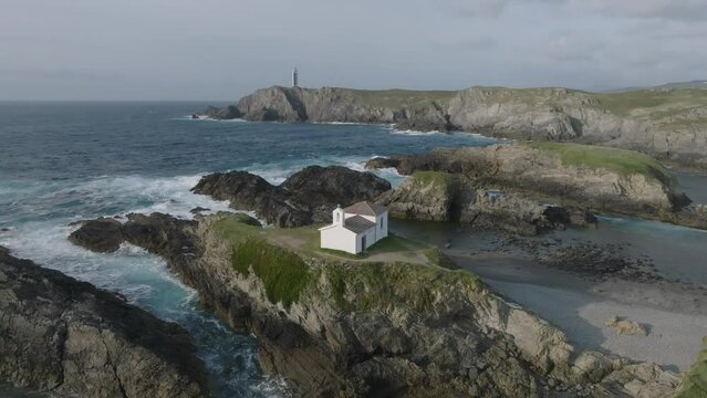 Hermita virxen do porto en acantilado desde punto de vista a&eacute;reo.