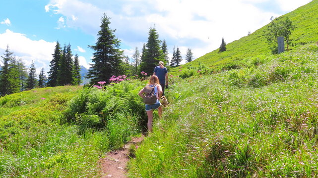 Paar mit Hund in den Alpen