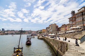 Obraz premium View of the Ribeira pier in the city of Porto, on a sunny day with a blue sky.