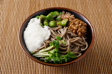 冷たいとろろ蕎麦とオクラ