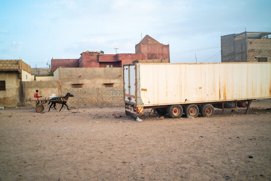 Un camion et un cheval dans la banlieue de Dakar au Sénégal en Afrique de l'Ouest