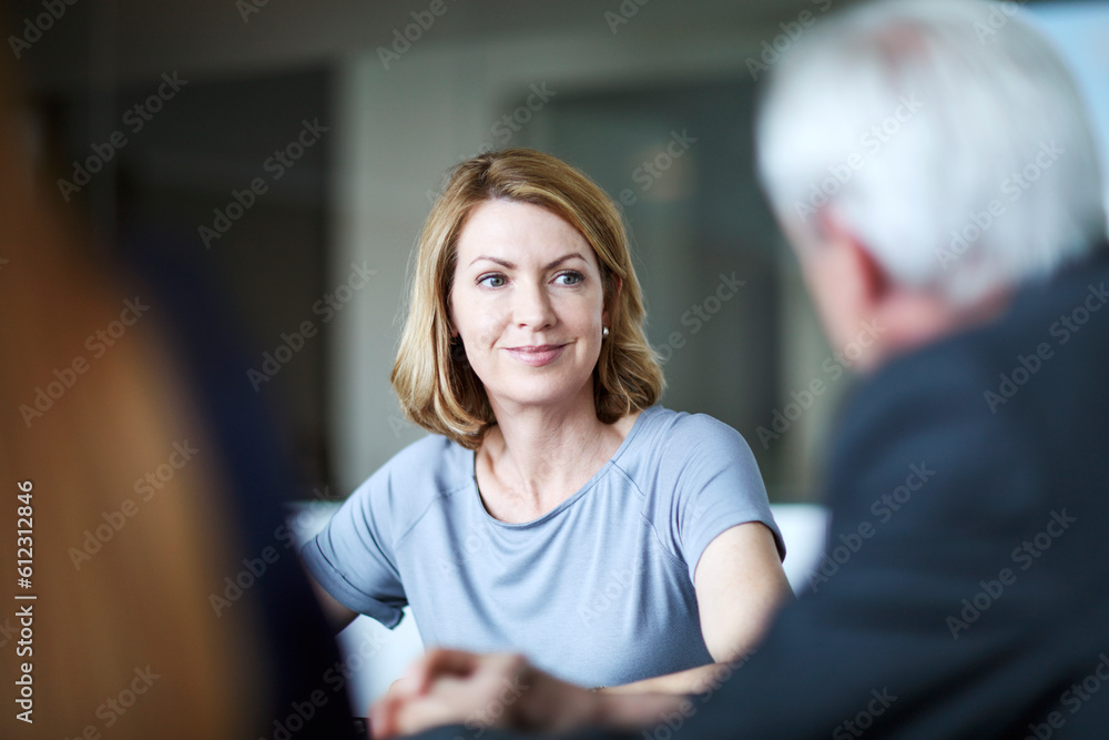 Poster businesswoman listening to businessman in meeting