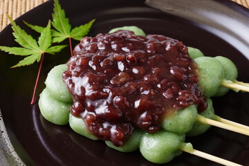 たっぷりの粒あんのよもぎ団子