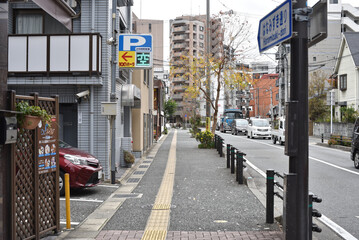 大きな通りの歩道