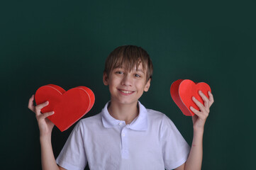 garoto sorridente segurando coração, viva o amor 