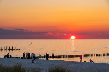 Sonnenuntergang am Strand von Zingst an der Ostsee.