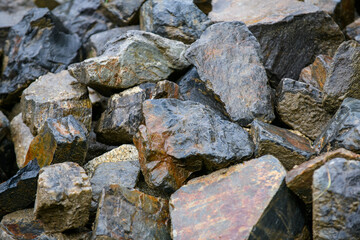 長雨に濡れた庭の割栗石