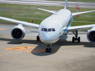 空港の滑走路に着陸している飛行機