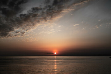 Fototapeta na wymiar 日本の海での日の入りの黄昏　夕日　