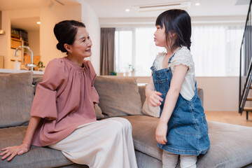 帰省した孫と話すおばあちゃん