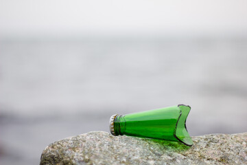 Abgebrochener Flaschenhals Müll am Strand 