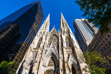 St. Patrick cathedral on 5th Avenue in New York City - obrazy, fototapety, plakaty