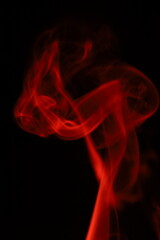 Obraz premium Red smoke on a dark background, patterns