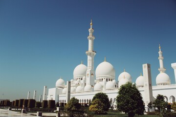 Grande mosquée blanche Sheikh Zayed à Dubai, aux portes d'Abu Dhabi aux Emirats Arabes unis.