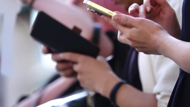 信号待ちでスマホを操作する人々　スローモーション