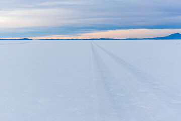 Obraz premium Road view in Salt flats in Uyuni
