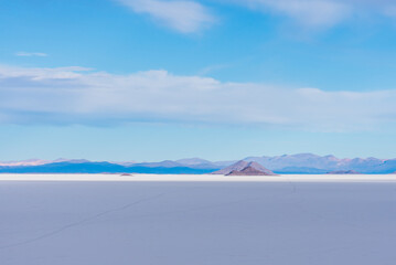 Fototapeta na wymiar Mountain range around the salt flats in Uyuni, Bolivia