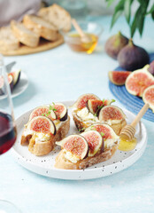 Sandwiches with cottage cheese, honey and figs