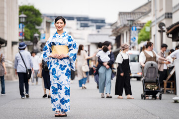 昔の街並みと浴衣の女性１