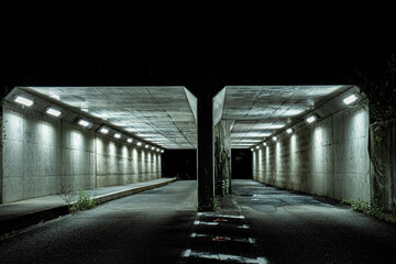 2つのトンネルの夜の風景