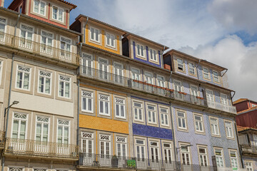 immeubles de plusieurs couleurs de la ville de Porto (Portugal)	