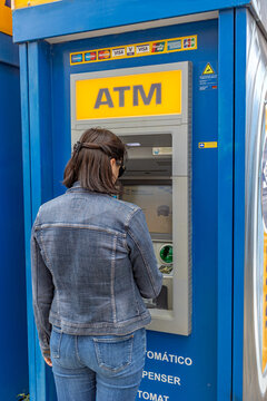 Porto, R&eacute;gion Nord, Portugal - 30 05 2023 : femme en train de retirer de l'argent dans un distributeur de billets