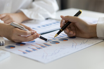 Naklejka premium Businesswoman meeting financial advisor discuss business growth chart analysis in financial report and planning investment strategy.