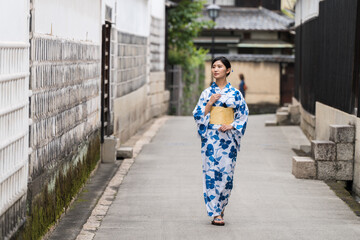 日本で観光する浴衣の女性１