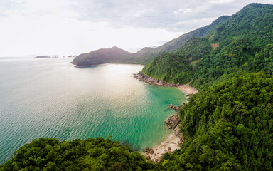 Imagem aérea da Praia de Camburi, Ubatuba, São Paulo, Brasil: um refúgio de natureza e...