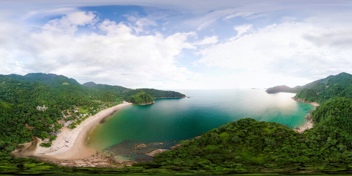 Imagem a&eacute;rea e, 360 graus da Praia de Camburi, Ubatuba, S&atilde;o Paulo, Brasil: um ref&uacute;gio de natureza e tranquilidade