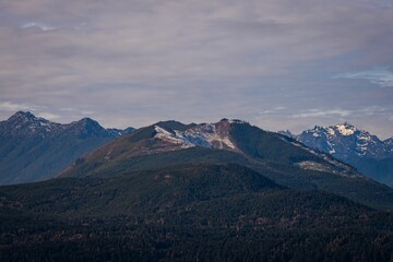 Fototapeta premium Beautiful shot of forested mountain landscapes under a cloudy sky