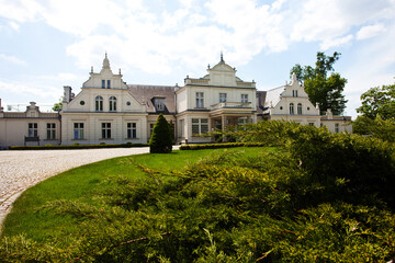 Fototapeta na wymiar Widok Pałacu w Turznie od strony wjazdu, Polska, Palace in Turzno, Poland