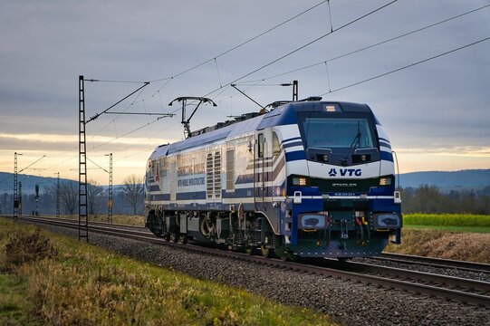 Stadler EURODUAL of the 159 series driving from VTG through Retzbach Zellingen
