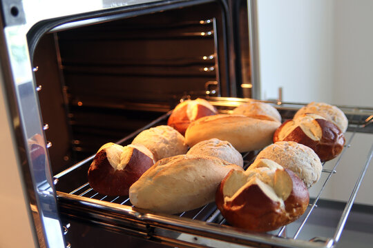 Frische Br&ouml;tchen aus dem Backofen