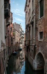 Obraz na płótnie Canvas Vertical shot of a canal in Venice, Italy.