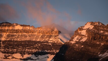 Naklejka premium Aerial view of snow covered mountain landscape during sunset