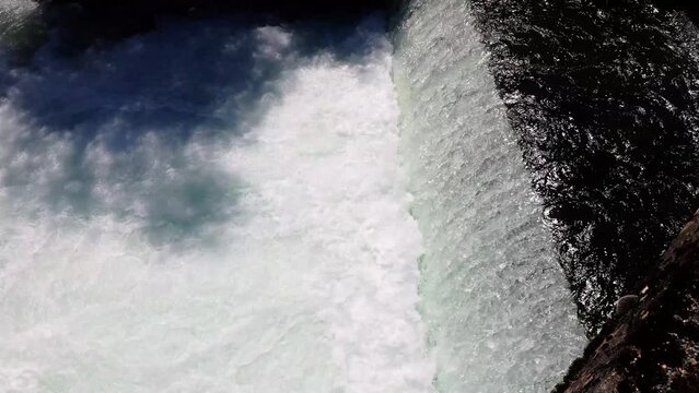 Cascade d'eau &agrave; gros d&eacute;bit