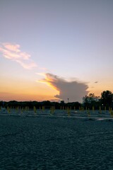 Obraz premium Beautiful landscape of a sandy beach on the sunset