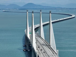 Gardinen Brücken Scenic view of the Penang Bridge in the state of Penang, Malaysia  © Unknown Unknown2059/Wirestock Creators