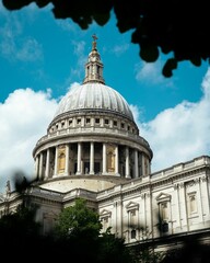 Obraz premium Skyline of the spectacular dome and architecture of the St. Paul's Cathedral in London, England
