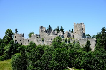 Fototapeta na wymiar Ruins of the medieval Hohenfreyberg Castle in Eisenberg Germany against the sunny blue sky
