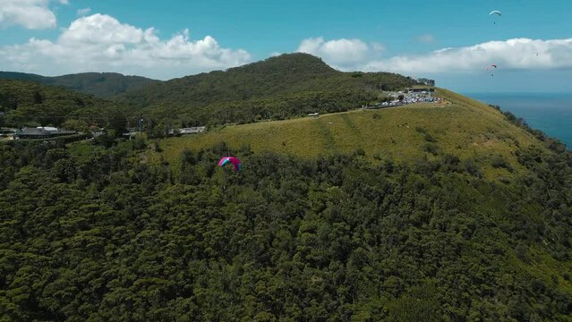 Aerial video of paragliders flying over Stanwell Park and Bald Hill, Wollongong, Australia