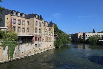 Fototapeta na wymiar La rivière Meuse, ville de Sedan, département des Ardennes, France