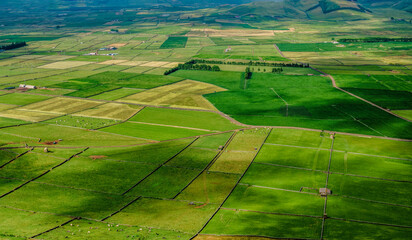 Paisagem típica dos Açores com pequenos campos de erva limitados por muros de pedra. 