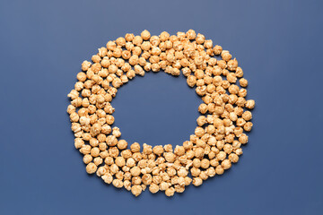 Obraz premium Frame made of crispy popcorn on blue background