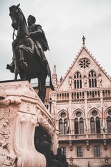 Obraz premium Vertical shot of the Hungarian parliament building from the south end of Kossuth Square, Budapest